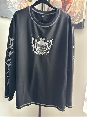 ROMWE Black Long Sleeve Tee with White Skull Graphic